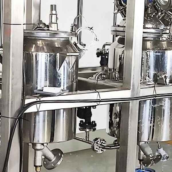 Proeffabriek voor synthetische hars